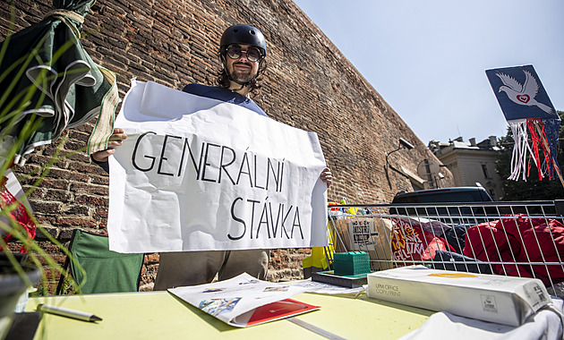 Stánek demonstranta kempujícího před Úřadem vlády v noci někdo polil výkaly