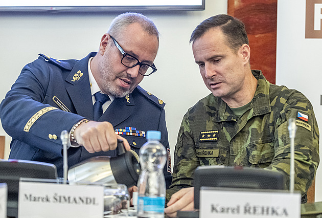 Domluvte se, pánové. Řehka před válkou varovat může, Babiš v prezidentské kampani nikoliv?