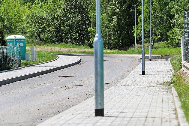 Lampám uprostřed chodníku se lidé smějí, změnu ale musí povolit ministerstvo