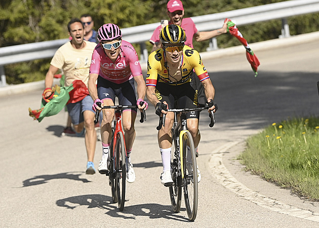 Giro v Dolomitech: domácí radost, Thomas dál drží vedení, ztratil Almeida
