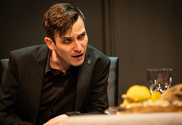 Herec Národního divadla Brno Vojt�ch Blahuta v roli Anatola ve stejnojmenné h�e