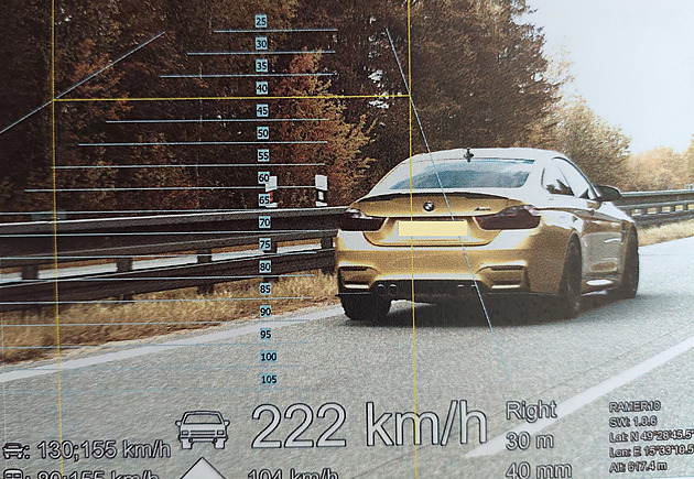 Řidič ve zlatém autě prosvištěl na D1 kolem policistů rychlostí 222 km/h