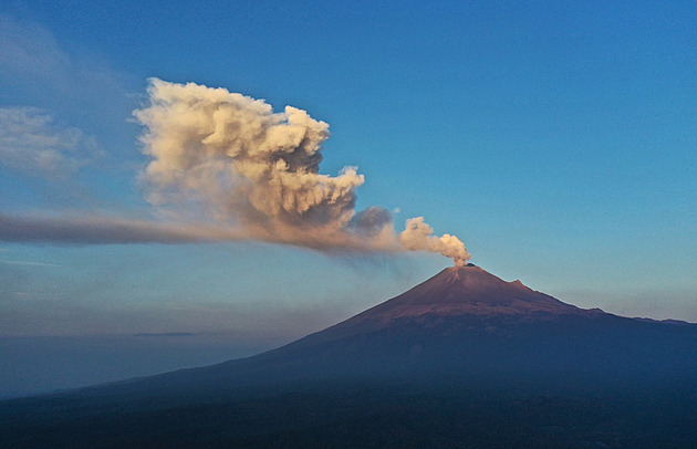 Sopka Popocatépetl se probudila mračny popela. Vědci sledují každé škytnutí