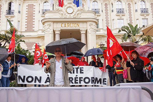 Ve stínu pozlátka. Zaměstnanci festivalu v Cannes protestovali proti reformě