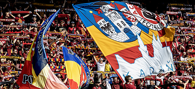 Jak předáme pohár? Fanoušci v euforii zaplavili hřiště a zdrželi oslavy