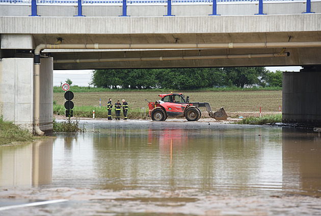 Voda na dálnici i zaplavené školní šatny. Na Zlínsku stále uklízejí po bouřce