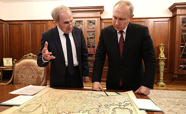 VIDEO: Putin se rozplýval nad historickou mapou bez Ukrajiny, ale měl ji tam