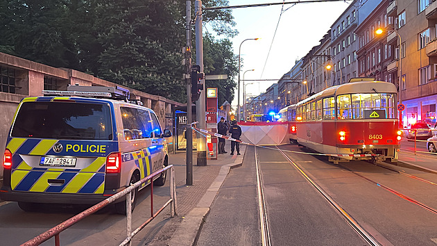 Vystoupil z tramvaje, nevšiml si té protijedoucí. Ta ho srazila