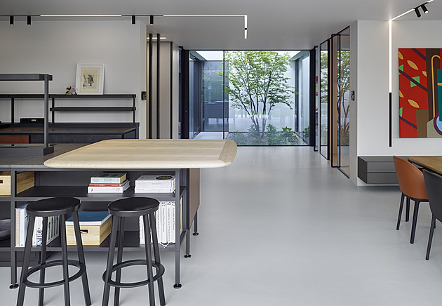 Uprostřed domu mají patio se vzrostlým stromem, všude je tak světlo