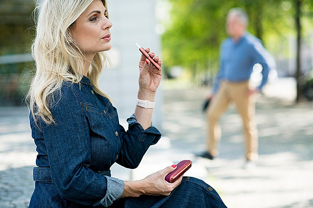 Vapování zdraží víc než tabák. Stát zavádí spotřební daň z e-cigaret, vyšší cena má odradit mládež