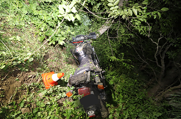 Popíjení alkoholu skončilo smrtí motorkáře, opilý kamarád ho jel autem hledat