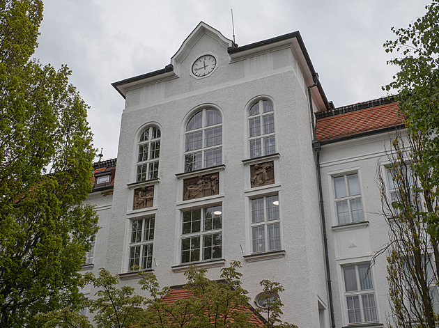 Kraj nechal opravit 112 oken na gymnáziu, už po čtyřech letech je musí měnit