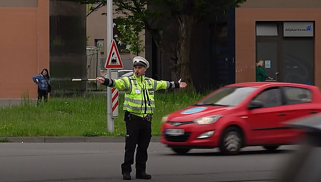 Při soutěži v řízení křižovatky padaly pokuty, řidiči neznali pokyny policisty
