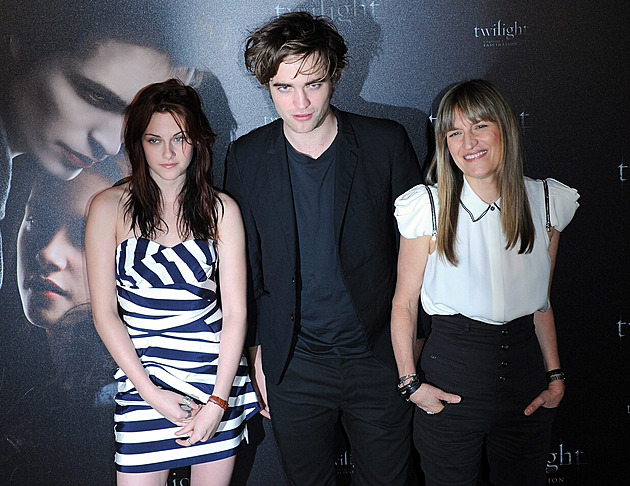 Svěste džíny na půl žerdi. Do módy se vrací trend ze začátku milénia