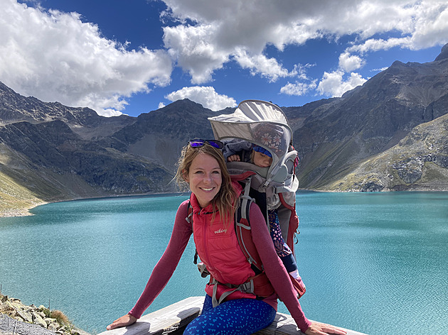 S dcerou odmala cestuje po světě. V Alpách i v Himálaji jsou jako doma
