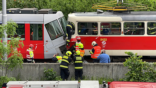 Pod Branickým mostem v Praze se srazily dvě tramvaje, hasiči vyprošťují řidiče