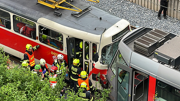 Pod Branickým mostem v Praze se srazily tramvaje, řidiče vyprošťovali hasiči