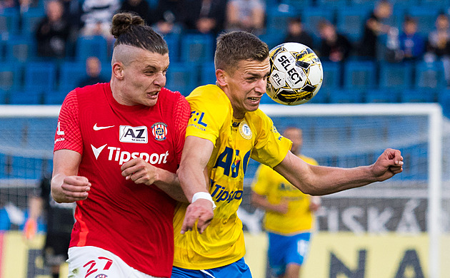 Bývalý sparťan Souček zlomil na Slovensku soupeři nohu. Rozhodčí ho nevyloučil