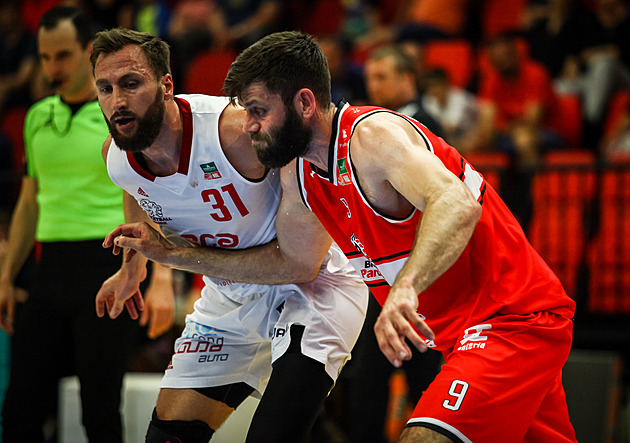 Souboj o bronz v basketbalové lize rozehrál lépe sesazený šampion Nymburk