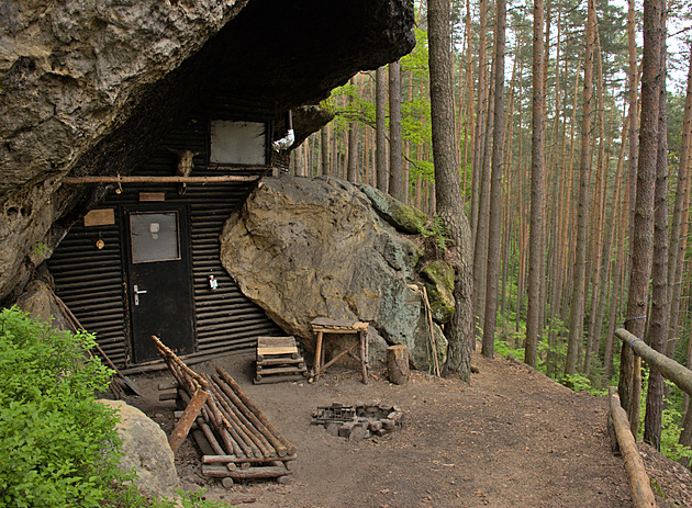 Z Kokořínska mizí nelegální kempy. Trampové vyhrožují, archeologové jásají