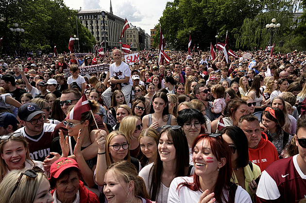 Lotyši v hokejové euforii vyhlásili svátek. Ruská menšina může jen přihlížet