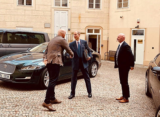 Princ Edward je na Hradě, jedná s Petrem Pavlem