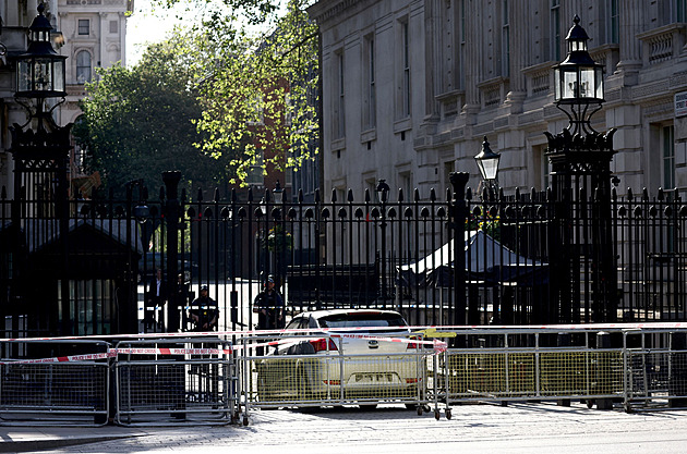 Muž naboural do brány Downing Street, navíc ho viní z nemravných snímků dětí