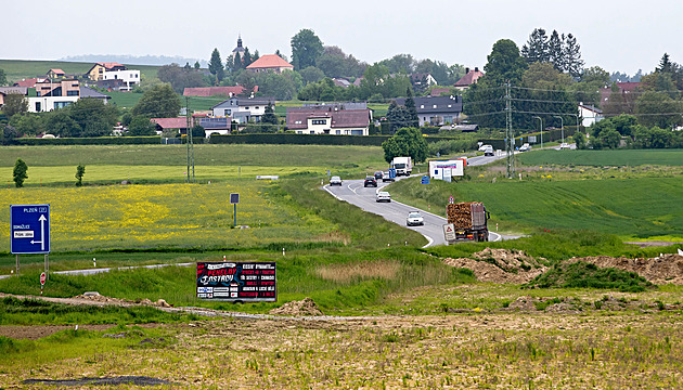 Roste nejdelší most na obchvatu Klatov, převede auta přes trať i silnici