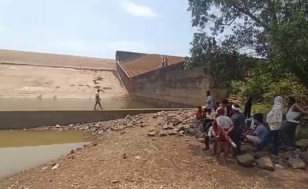 Indickému úředníkovi spadl kvůli selfie mobil do vody, nechal vypustit nádrž