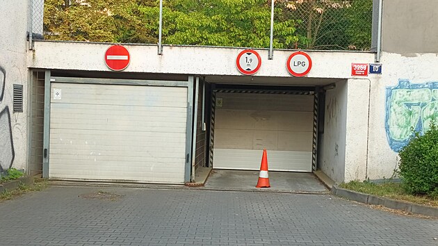 <p>Porucha vjezdových vrat v objektu garáží ve Štěchovické ulici v Praze 10-Strašnicích na Sídlišti  Rybníčky.</p>
