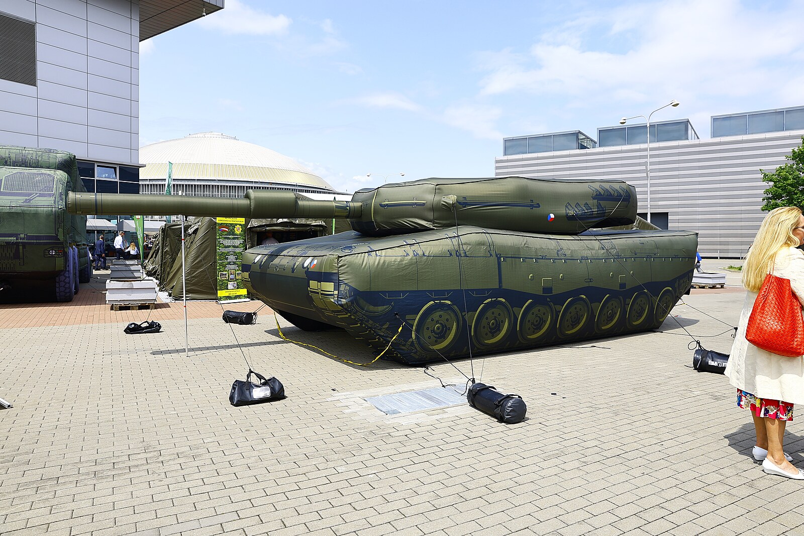 VIDEO: Je to tank, nebo „skákací hrad“? Nafukovací zbraně šetří vojsku ...