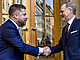 Setkn premira Petra Fialy (vpravo) s guvernrem esk nrodn banky Aleem...