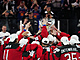 Kanadští hokejisté slaví i s pohárem pro vítěze mistrovství světa.