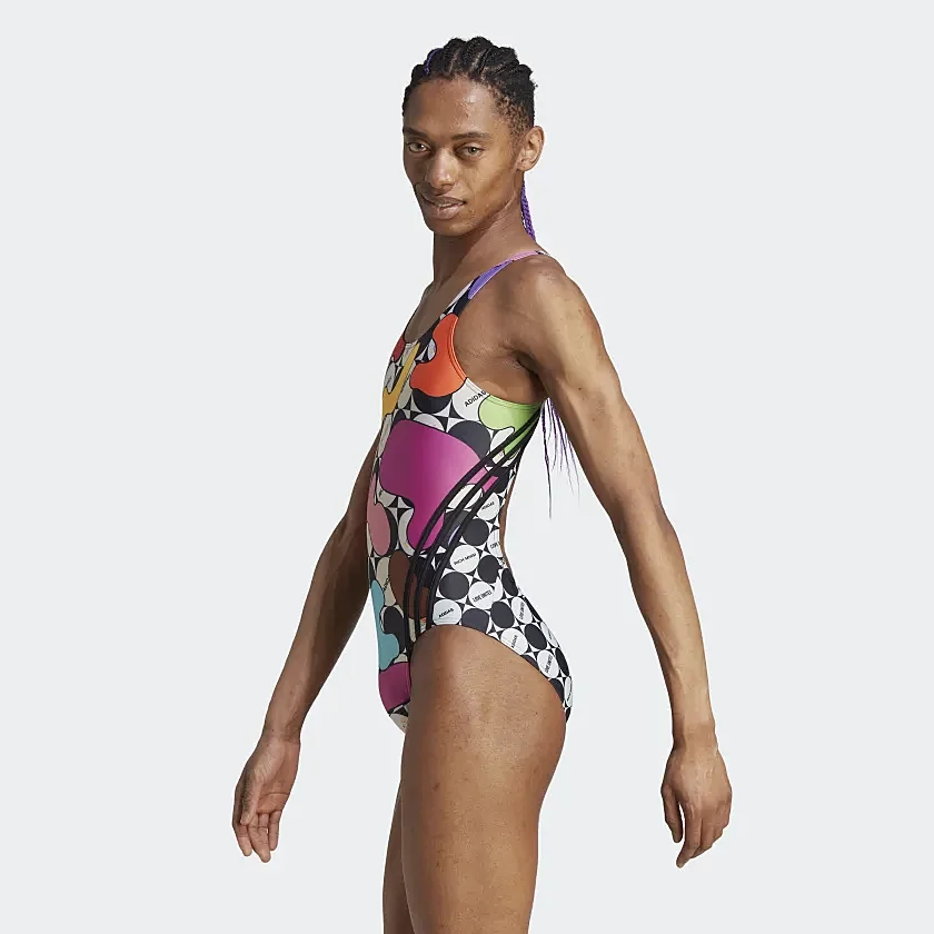Nová kolekce dámských plavek Adidas podporující men�iny z �ad LGBTQ+