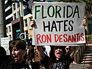 Protest proti kandidatue floridského guvernéra DeSantise (24. kvtna 2023)  