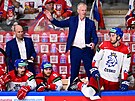 Trenér eských hokejist Kari Jalonen dává svým svencm pokyny.