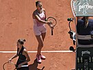 Ukrajinská teniska Marta Kosuková obchází bez povimnutí Blorusku Arynu...