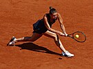 Ukrajinská tenistka Marta Kosuková bhem prvního kola Roland Garros proti...