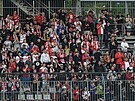Fanouci Slavie sledují výkon svých oblíbenc v úvodních minutách zápasu s...
