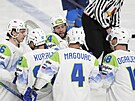 Hokejisté Slovinska slaví gól proti Kazachstánu.