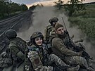 Ukrajintí vojáci jedou na obrnném vojenském vozidle na frontové linii v...