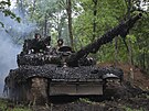 Ukrajinský tank jede smrem ke svým pozicím u Bachmutu v Doncké oblasti na...