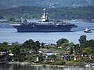 Americká letadlová lo USS Gerald R. Ford projídí fjordem v norském Oslu. (24....