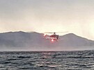 Vrtulník pátrá po poheovaných poté, co se na italském jezee Lago Maggiore v...