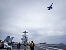 Nejvtí válená lo svta, americká letadlová lo USS Gerald R. Ford, pluje v...