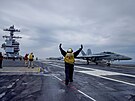 Lidé stojí na palubě americké letadlové lodi USS Gerald R. Ford v Severním moři...