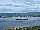 Americká letadlová loď USS Gerald R. Ford projíždí  fjordem v norském Oslu....