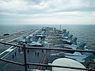 Stíhačky na palubě americké letadlové lodi USS Gerald R. Ford v Severním moři....