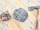 Ze železné rudy v rozpálené peci vznikne vyškvařená houba, z ní pak kovář může...