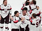 Lotytí hokejisté oslavují zisk bronzových medailí ze svtového ampionátu.